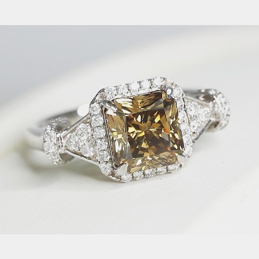 .. - Luxusní prsten s Fancy Color diamantem 2,03 ct, diamanty 0,29 ct, bílé zlato 585/1000, značeno platnou puncovní značkou "labuť", hrubá hmotnost 3,49 g