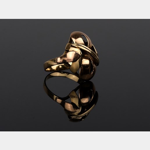 .. - Prsten, zlato 585/1000, značeno platnou puncovní značkou "labuť", hrubá hmotnost 3,85 g