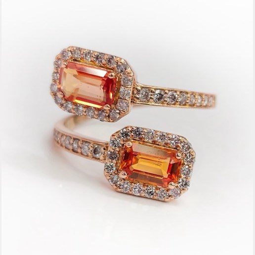 .. - Prsten s oranžovými safíry 1,50 ct a diamanty 0,50 ct, zlato 585/1000, značeno platnou puncovní značkou "labuť", hrubá hmotnost 2,60 g