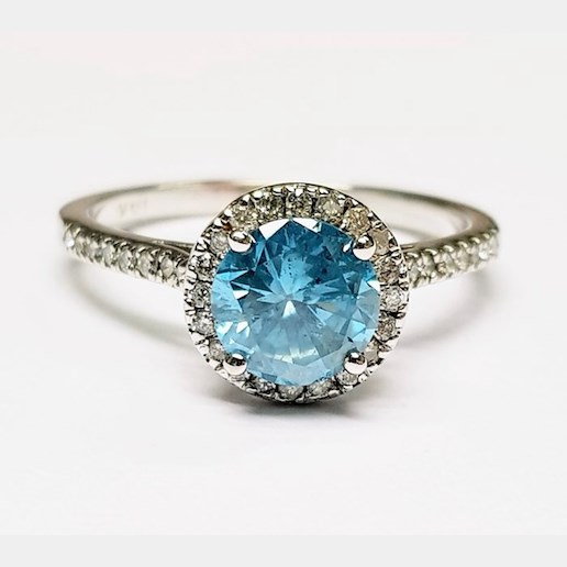 .. - Prsten s přírodním diamantem Halo Blue 1,23 ct, diamanty 0,34 ct, zlato 585/1000, značeno platnou puncovní značkou "labuť", hrubá hmotnost 2,55 g