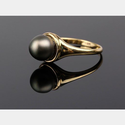 .. - Prsten s přírodní perlou, zlato 585/1000, značeno platnou puncovní značkou "labuť", hrubá hmotnost 3,85 g