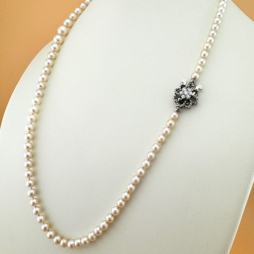 .. - Perlový náhrdelník s uzávěrem zdobeným přírodními diamanty 0,21 ct, uzávěr zlato 585/1000, značeno platnou puncovní značkou "labuť", hrubá hmotnost 29,83 g