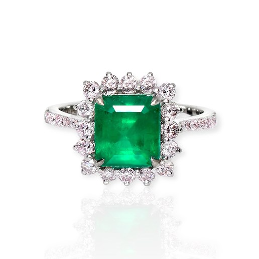 .. - Luxusní prsten s 2,88 ct smaragdem intenzívní barvy a 0,80 ct růžovými diamanty, bílé zlato 585/1000, značeno platnou puncovní značkou "labuť", hrubá hmotnost 3,44 g