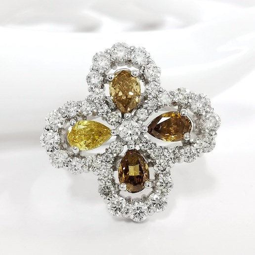.. - Designový prsten s 1,00 ct Natural Fancy diamanty a 1,00 ct diamanty, bílé zlato 585/1000, značeno platnou puncovní značkou "labuť", hrubá hmotnost 4,65 g 