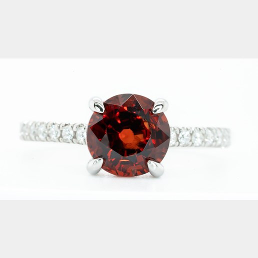 .. - Luxusní prsten s vzácným 2,16 ct Natural Deep Red Barmským spinelem, 0,20 ct diamanty, bílé zlato 750/1000, značeno platnou puncovní značkou "kohout", hrubá hmotnost 3,22 g