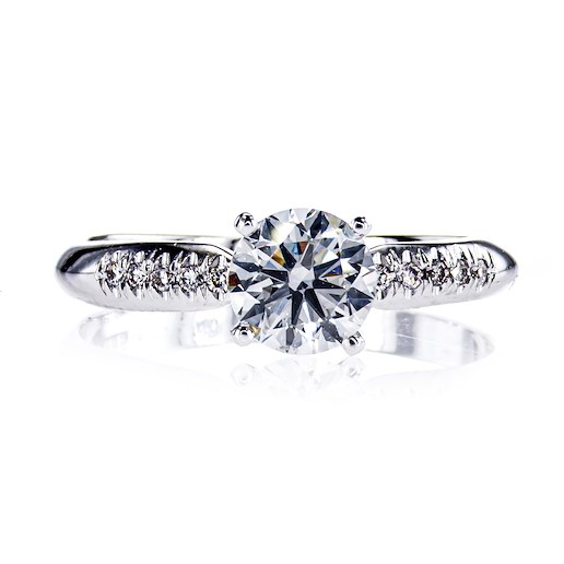 .. - Luxusní prsten s 0,92 ct diamantem a 0,10 ct diamanty, bílé zlato 585/1000, značeno platnou puncovní značkou "labuť", hrubá hmotnost 2,14 g