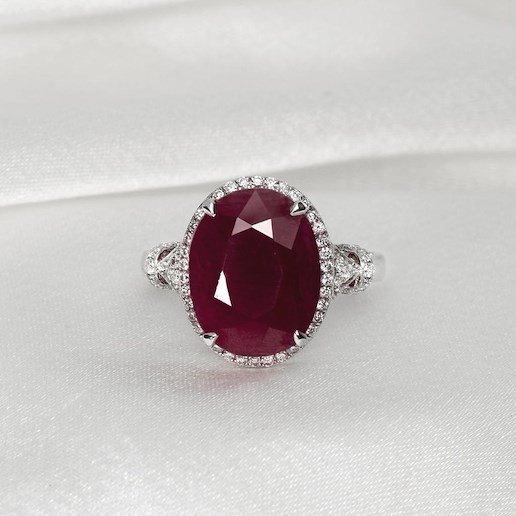 .. - Luxusní prsten s 8,48 ct rubínem a 0,33 ct diamanty, bílé zlato 585/1000, značeno platnou puncovní značkou "labuť", hrubá hmotnost 4,95 g