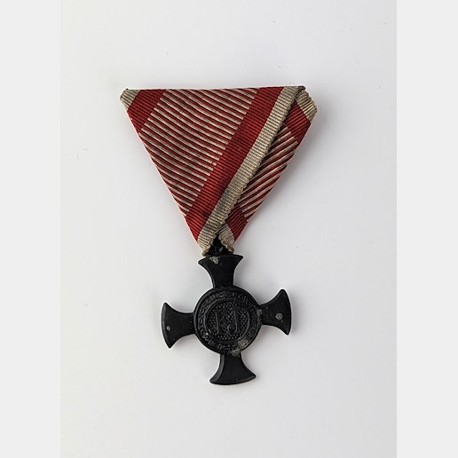 .. - Rakousko Uhersko Železný záslužný kříž 1916 s vojenskou stuhou původní