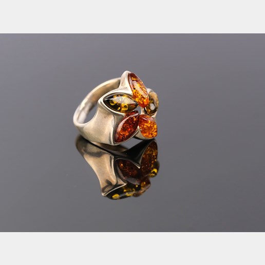 .. - Prsten s jantary, stříbro 925/1000, značeno platnou puncovní značkou "kozlík", hrubá hmotnost 7,85 g