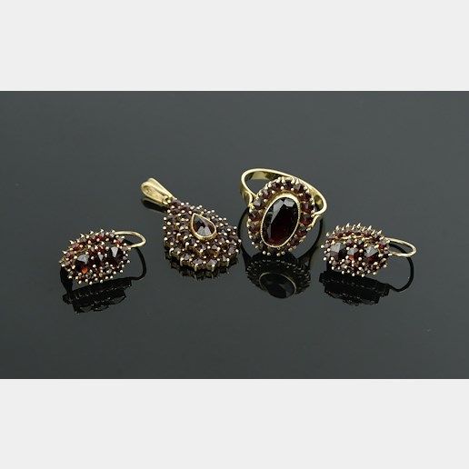 .. - Souprava náušnic, prstenu a závěsu s českými granáty, zlato 585/1000, značeno platnou puncovní značkou "čejka", hrubá hmotnost 15,17 g