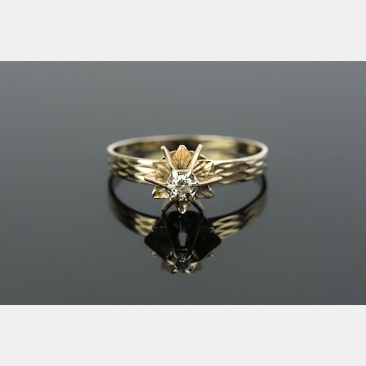 .. - Prsten s diamantem 0,05 ct, zlato 750/1000, značeno platnou puncovní značkou "kohout", hrubá hmotnost 2,10 g