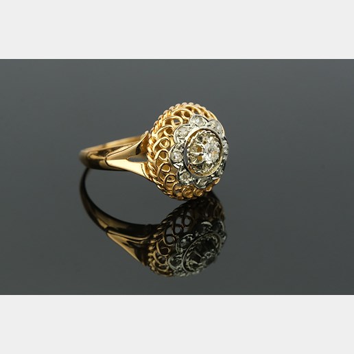 .. - Prsten s centrálním diamantem 0,09 - 0,12 t a 8 routami, zlato 750/1000, značeno platnou puncovní značkou "kohout", hrubá hmotnost 3,70 g