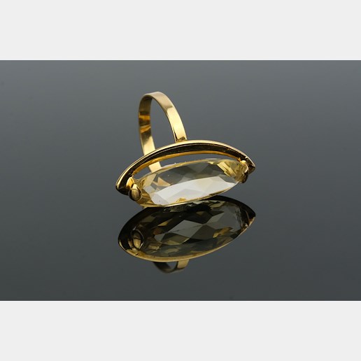 .. - Prsten s křišťálem 10 ct, zlato 750/1000, značeno platnou puncovní značkou "kohout, hrubá hmotnost 5,40 g