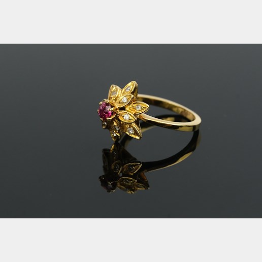 .. - Prsten s rubínem 0,06 ct a diamanty, zlato 750/1000, značeno platnou puncovní značkou "kohout", hrubá hmotnost 4,70 g