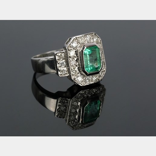 .. - Prsten se smaragdem 1,45 ct a diamanty 1,39 ct, zlato 750/1000, značeno platnou puncovní značkou "kohout", hrubá hmotnost 10,60 g