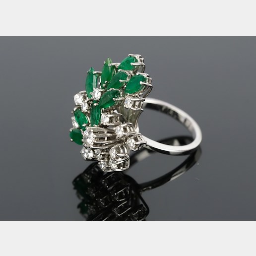 .. - Prsten se smaragdy 1,8 ct a diamanty 0,8 ct, zlato 750/1000, značeno platnou puncovní značkou "kohout", hrubá hmotnost 8,95 g