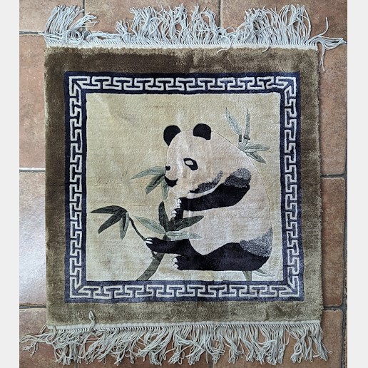 .. - Ručně tkaný koberec s námětem pandy