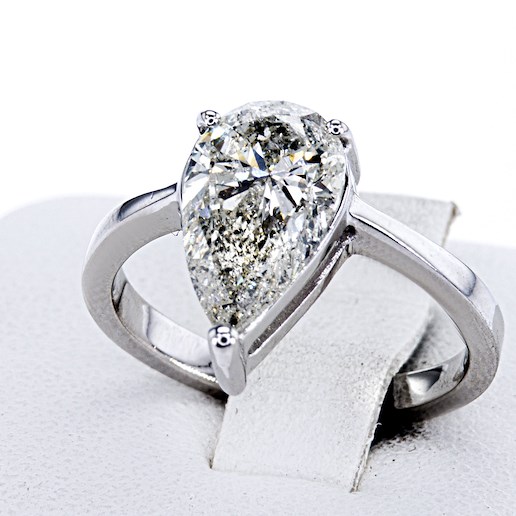 .. - Designový prsten s velkým 2,26 ct Diamantem, zlato 750/1000, značeno platnou puncovní značkou "kohout", hrubá hmotnost 3,52 g
