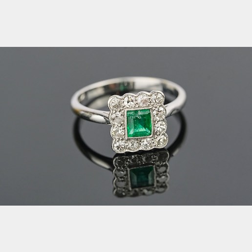 .. - Prsten art deco se smaragdem 0,30 ct a diamanty 0,50 ct, zlato 750/1000, značeno platnou puncovní značkou "kohout", hrubá hmotnost 2,60 g