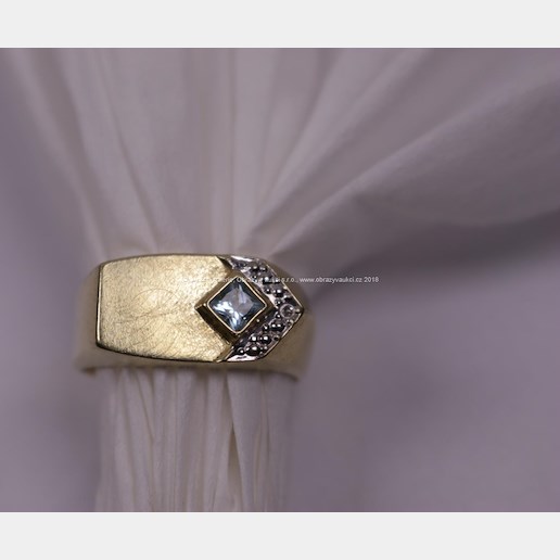 . - Prsten s akvamarinem, zlato 585/1000, punc husa 4, hrubá hmotnost 4,40 g