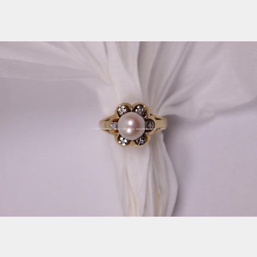 . - Prsten s perlou a diamantem, zlato 585/1000, punc husa 4, hrubá hmotnost 6,20 g