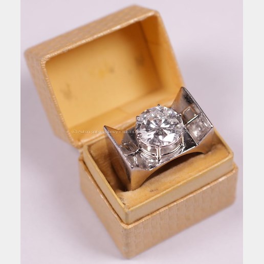 . - Prsten s briliantem, zlato 750/1000, hrubá hmotnost 11,55 g, briliant 3 ct