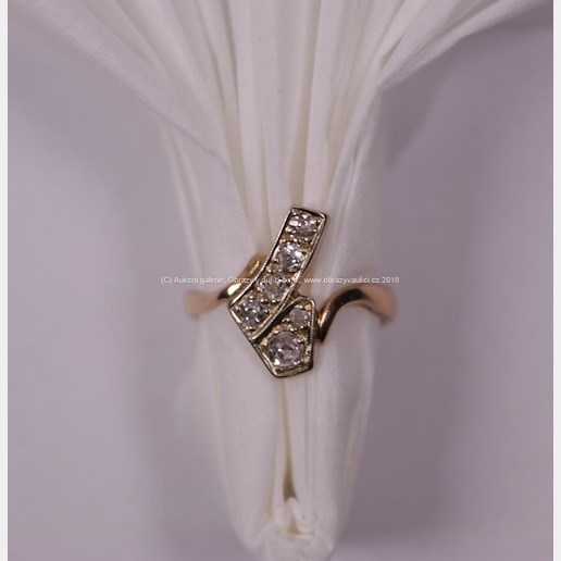 . - Prsten s briliantem, zlato 585/1000, punc husa 4, hrubá hmotnost 2,35 g, 0,20 ct