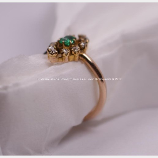 . - Prsten se smaragdem a 10 routami, zlato 585/1000, punc husa 4, hrubá hmotnost 1,73 g