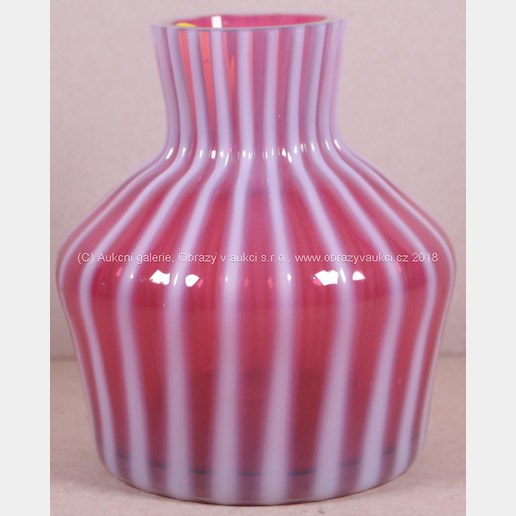 návrh Milan Metelák - Růžová váza