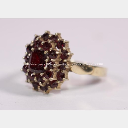 Prsten, české granáty - Zlato 585/1000, punc čejka, hrubá hmotnost 4,58g