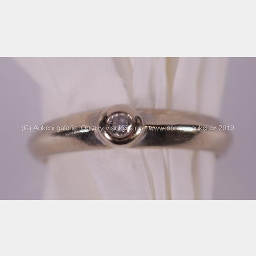 . - Prsten s diamantem, bílé zlato 585/1000, značeno platnou puncovní značkou Z-58 (labuť), hrubá hmotnost 3g