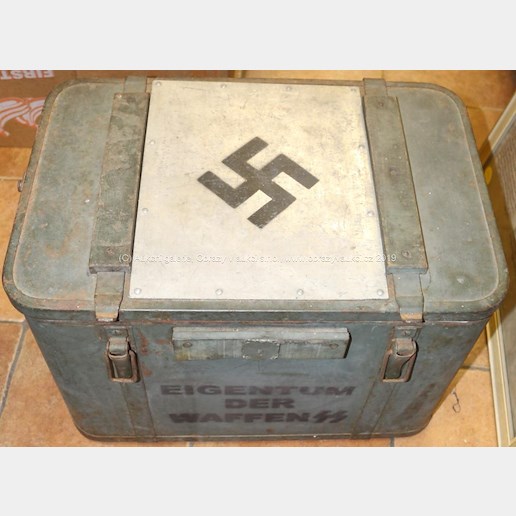. - Vojenský přenosný kovový termobox Eigentum der Waffen