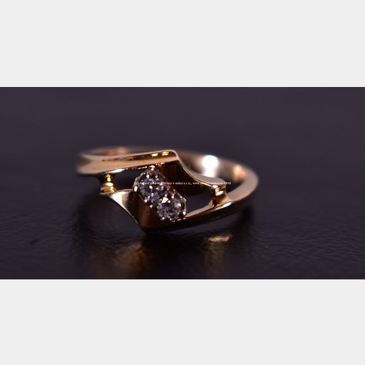 . - Prsten se 2 brilianty, zlato 585/1000, hrubá hmotnost 3,40g