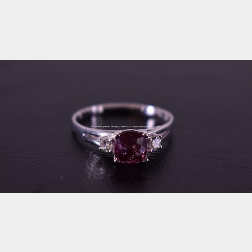 . - Briliantový prsten s přírodním safírem, zlato 585/1000, hrubá hmotnost 1,78g