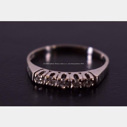 . - Prsten s 5 brilianty, zlato 585/1000, hrubá hmotnost 2,92g