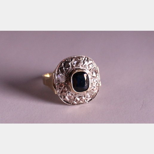 . - Prsten s přírodním safírem a diamantovými rosetami, zlato 585/1000, značeno platnou puncovní značkou Z-58, hrubá hmotnost 6,96 g