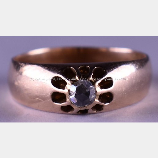 . - Prsten s diamantovou rosetou, zlato 580/1000, značeno platnou puncovní značkou Z-27, hrubá hmotnost 4,65 g