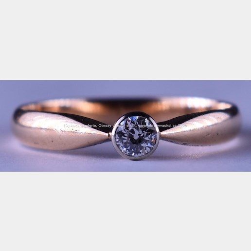 . - Prsten s briliantem, zlato 580/1000, značeno platnou puncovní značkou Z-58, hrubá hmotnost 2,45 g