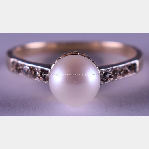. - Prsten, zlato 580/1000, značeno platnou puncovní značkou Z-27, hrubá hmotnost 2,21 g