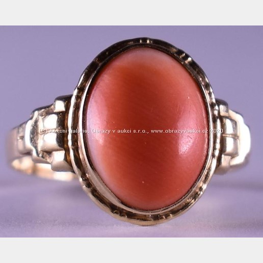 . - Prsten s přírodním korálem, zlato 585/000, značeno platnou puncovní značkou Z-45, hrubá hmotnost 1,88 g