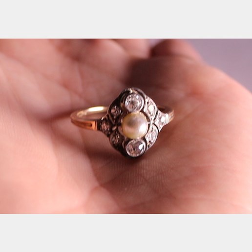 Evropa - Prsten s mořskou perlou a diamanty, zlato 585/1000, značeno platnou puncovní značkou Z-34, kameny zasazeny ve stříbře, hrubá hmotnost 2,55 g