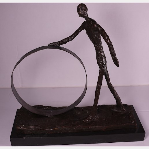 Alberto Giacometti - Kráčející muž s kruhem