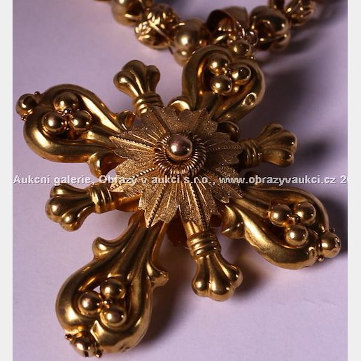 .. - Kříž na řetězu, zlato 580/1000, značeno platnou puncovní značkou č. 4 liška, hrubá hmotnost 56,0 g