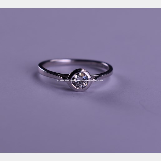 .. - Prsten, zlato 585/1000, značeno platnou puncovní značkou č. 4 - labuť, briliant cca. 0,25 ct, hrubá hmotnost 1,90 g