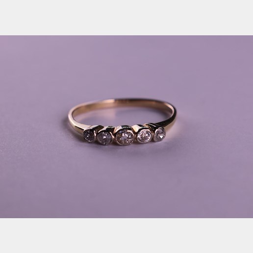. - Prsten, zlato, 333-584/1000, brilianty cca 0,25 - 0,30 ct, hrubá hmotnost 1,75 g