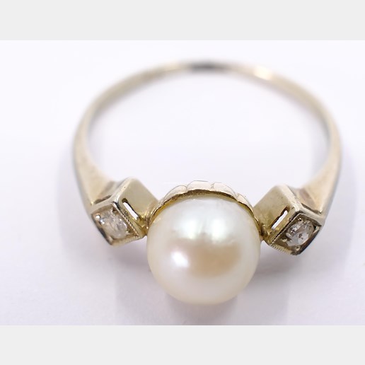 .. - Prsten s kultivovanou perlou a 2 routy, zlato 585/1000, značeno platnou puncovní značkou Z-45, hrubá hmotnost 2,11 g