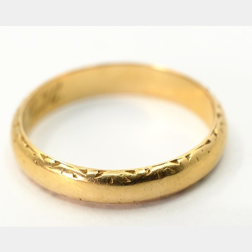 .. - Prsten, zlato 585/1000, značeno platnou puncovní značkou čejka, hrubá hmotnost 2,60 g