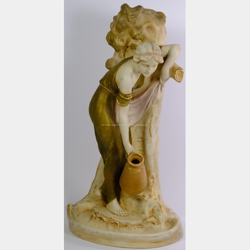 Royal Dux - Figurální váza - Dívka se džbánem u studánky