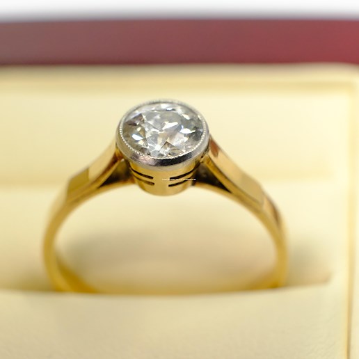 .. - Prsten s velkým centrálním diamantem, zlato 585/1000, hrubá hmotnost 3,20g