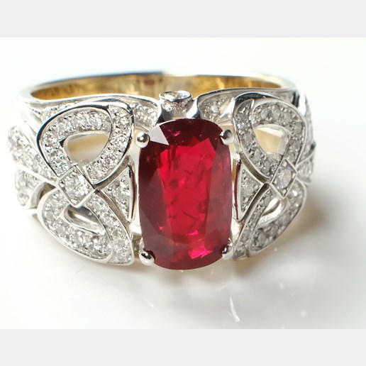 .. - Prsten s rubínem a brilianty, zlato 750/1000, hrubá hmotnost 9,94g